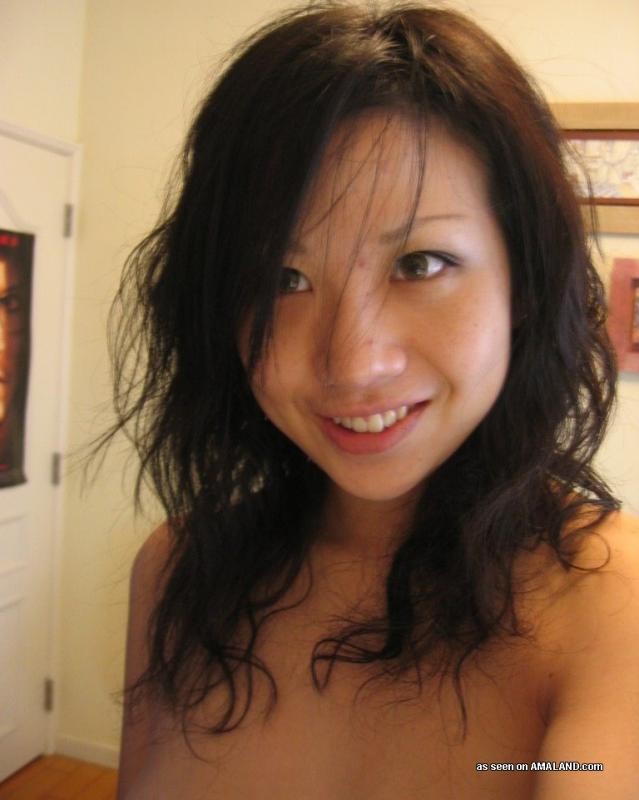 Zusammenstellung einer ungezogenen asiatischen Freundin, die nackt posiert
 #69784090