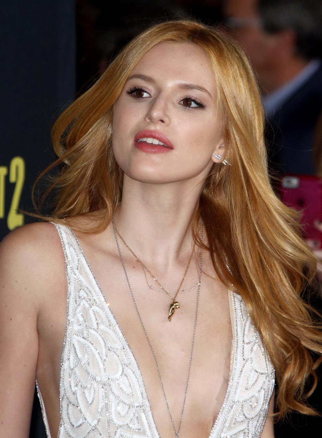 Bella thorne ohne brüste in einem weit geöffneten jumpsuit bei der "Pitch Perfect 2"-Premiere
 #75164676