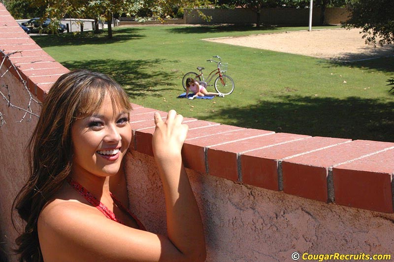 Une lesbienne asiatique chaude s'envoie en l'air avec une jeune joufflue.
 #76309033