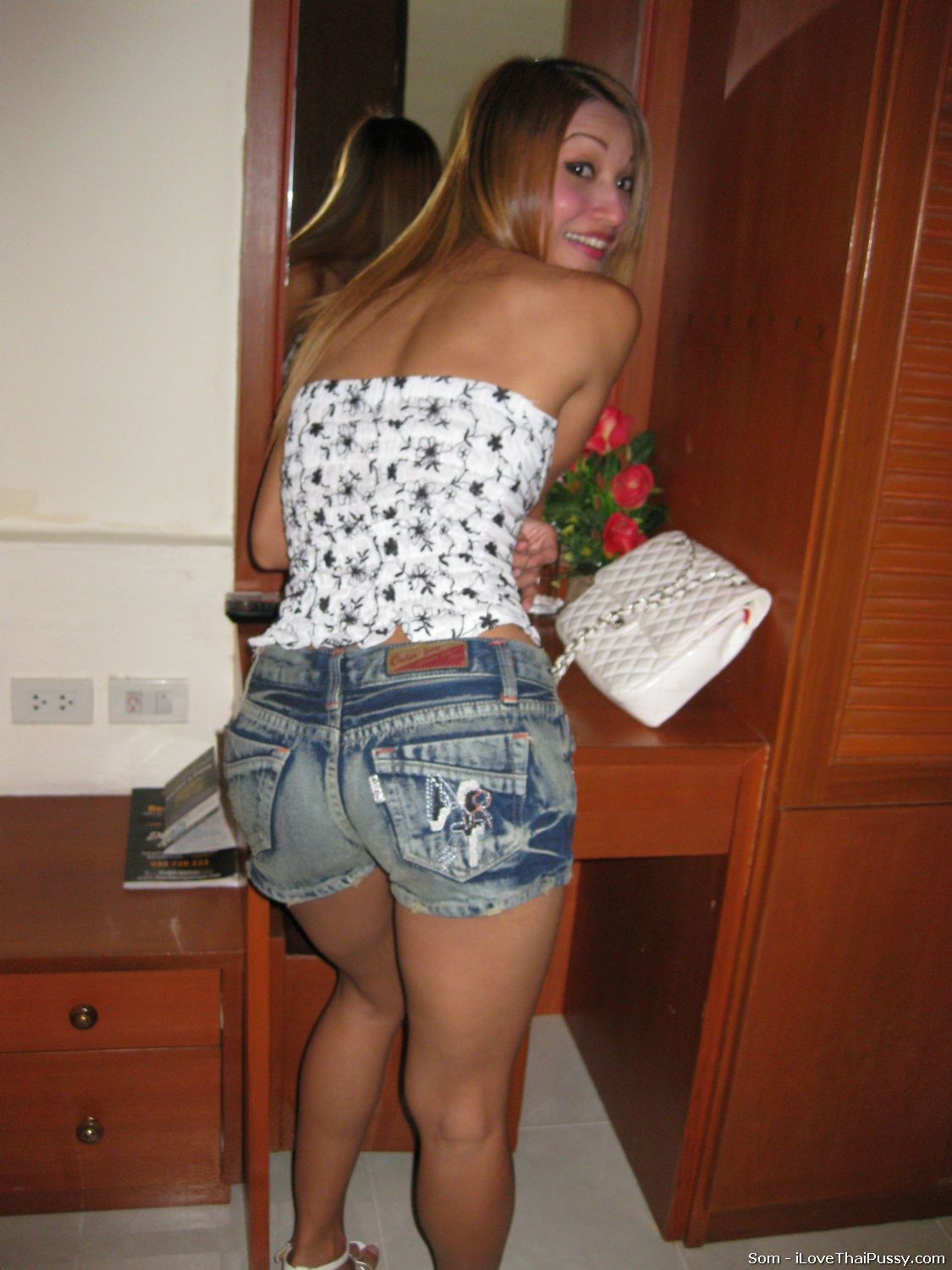 Pattaya asian go go bargirl scopata a pelo da un turista sessuale svedese
 #69933097