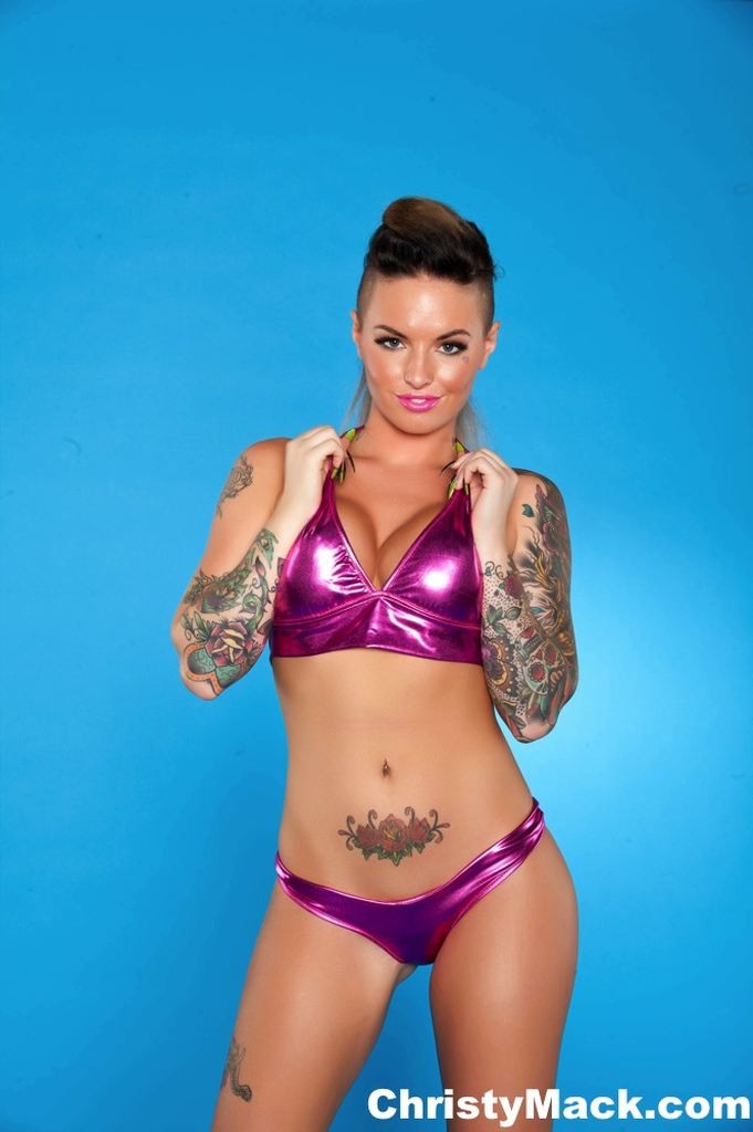 Christy Mack, tatouée, posant dans son bikini violet.
 #72567834