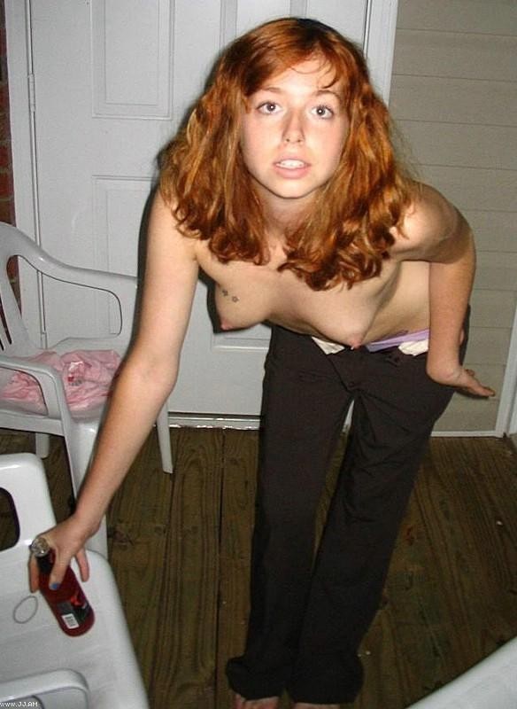 Rubia y pelirroja chupando
 #68283949