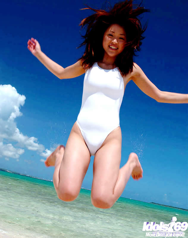 Mignonne japonaise posant nue sur la plage
 #69956022