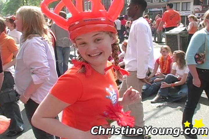 Christine Young, une jeune qui aime faire la fête, est défoncée et très mouillée.
 #67745815