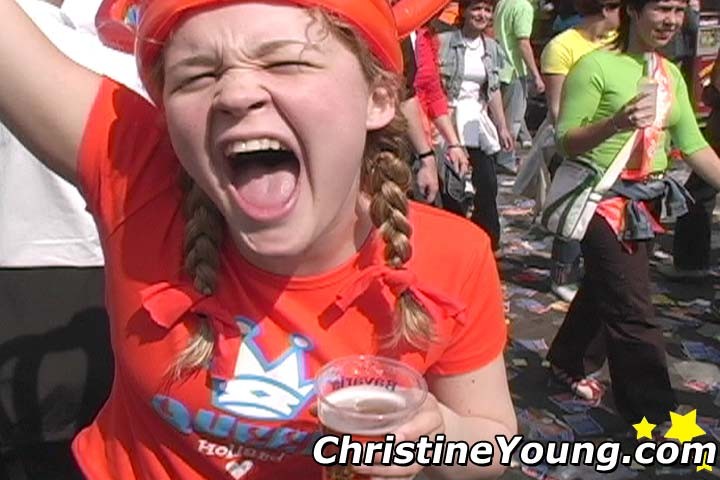 Christine Young, una joven amante de las fiestas, se pone a cien y se moja mucho
 #67745820