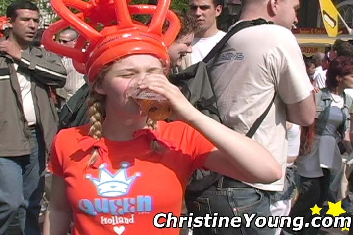 Christine Young, une jeune qui aime faire la fête, est défoncée et très mouillée.
 #67745824