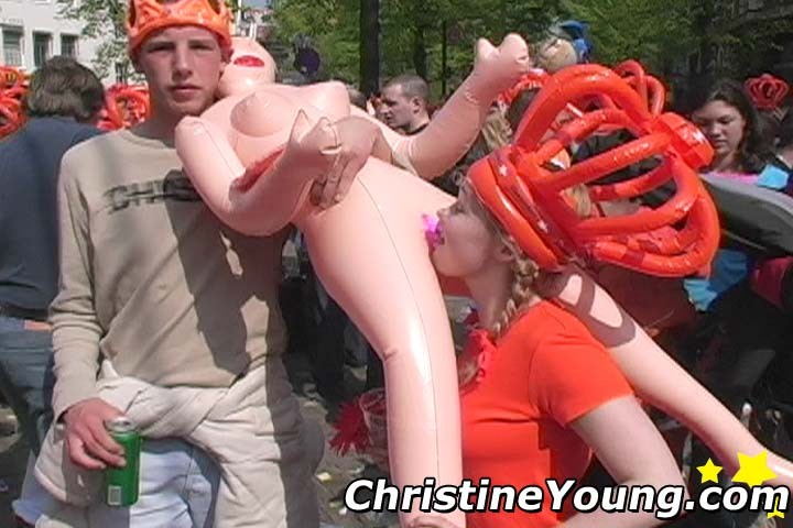 Christine Young, une jeune qui aime faire la fête, est défoncée et très mouillée.
 #67745833