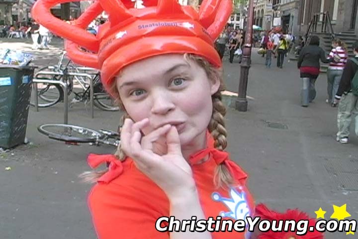 Christine Young, una joven amante de las fiestas, se pone a cien y se moja mucho
 #67745840