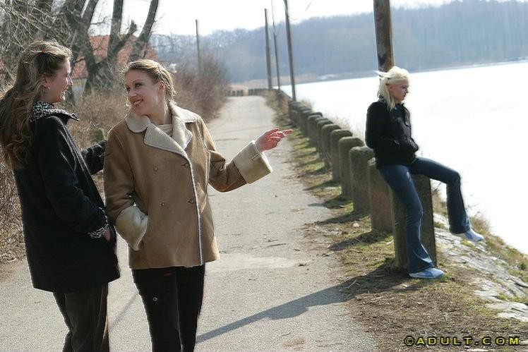 Tre belle lesbiche giocose che camminano nel parco
 #74037193