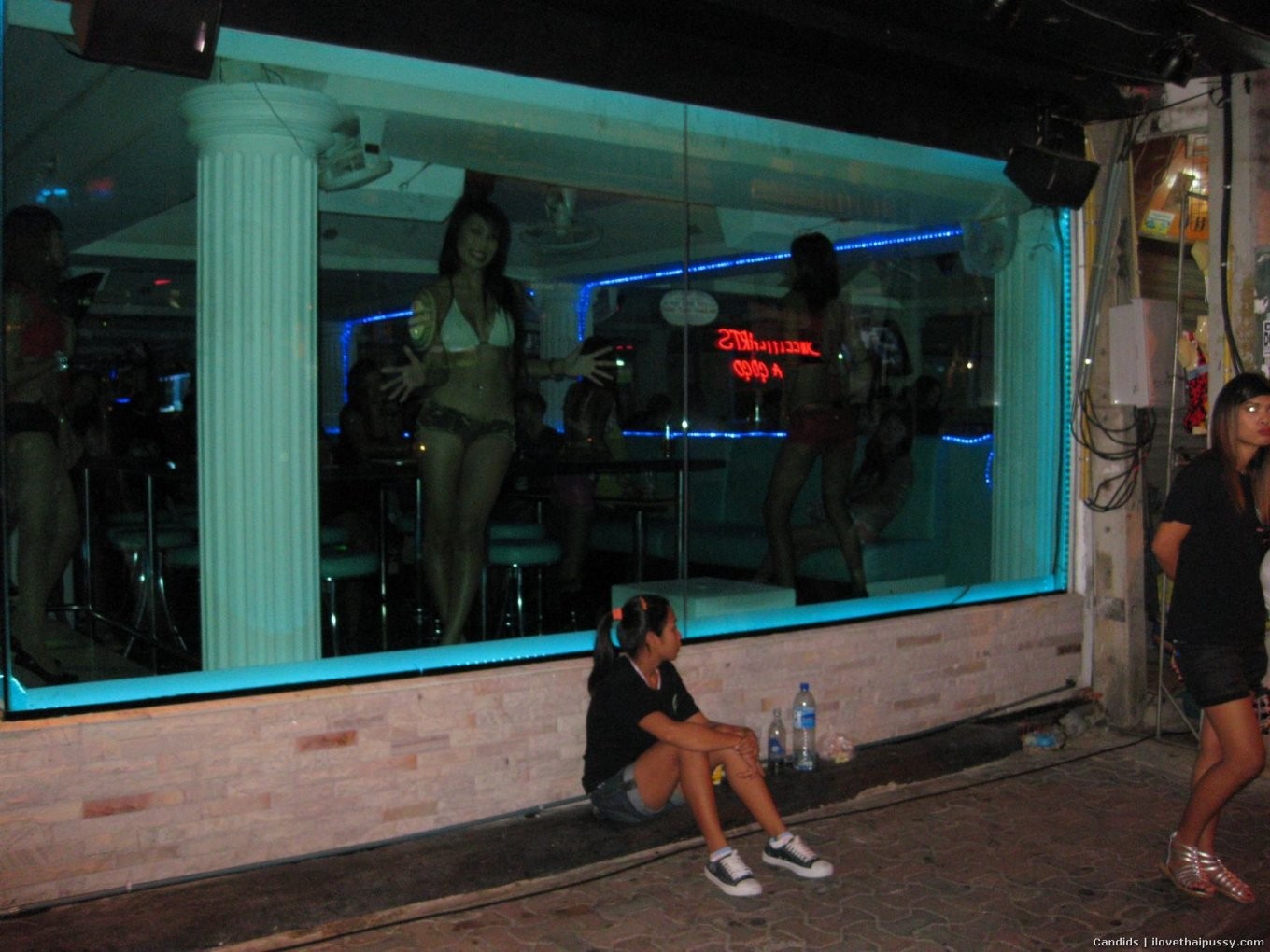 Sucias putas callejeras tailandesas se follan a un turista sexual por dinero de alquiler putas asiáticas
 #67985584