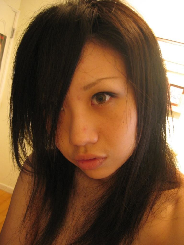 Une copine asiatique chaude avec un cul mignon montre des lignes de bronzage
 #69939646