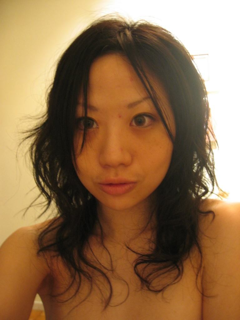 かわいいお尻のホットなアジアのガールフレンドは、日焼けのラインを示しています。
 #69939662