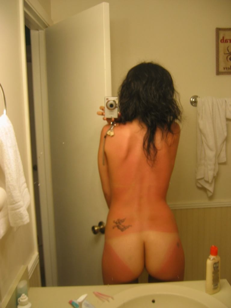 Une copine asiatique chaude avec un cul mignon montre des lignes de bronzage
 #69939686