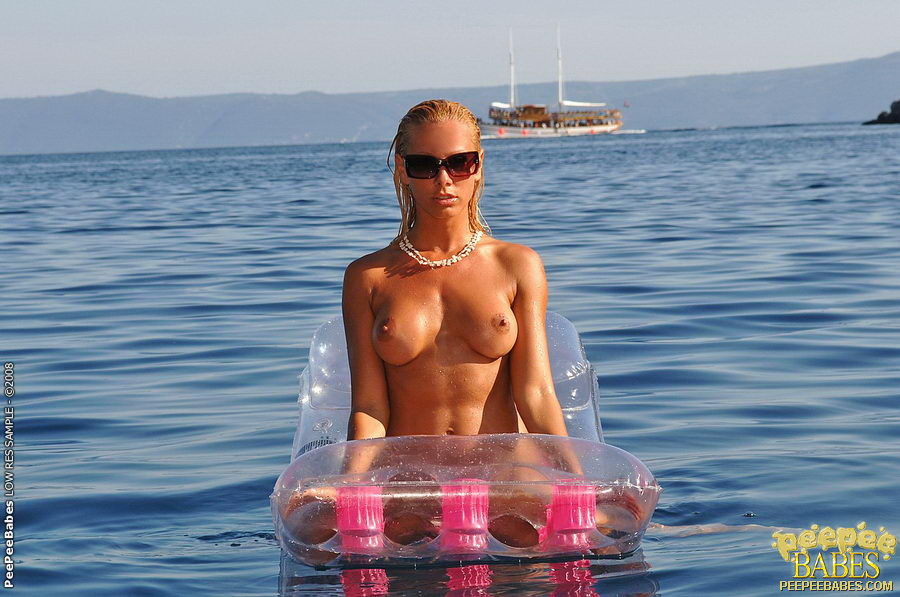 Heißes Babe liegt auf einem Floß und beschließt, zu sein
 #76598459