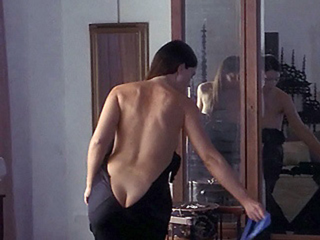 L'actrice célèbre Monica Bellucci prise en flagrant délit de seins nus par les paparazzis.
 #75420710