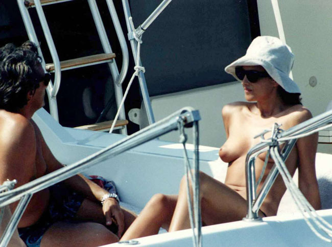 L'actrice célèbre Monica Bellucci prise en flagrant délit de seins nus par les paparazzis.
 #75420717