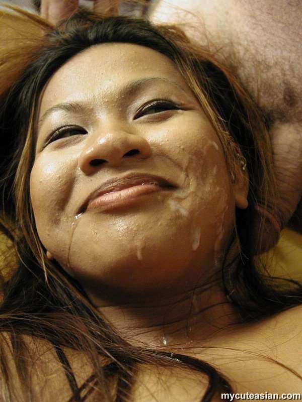 Vollbusige asiatische Amateurin fingert ihre rasierte Muschi
 #69998260