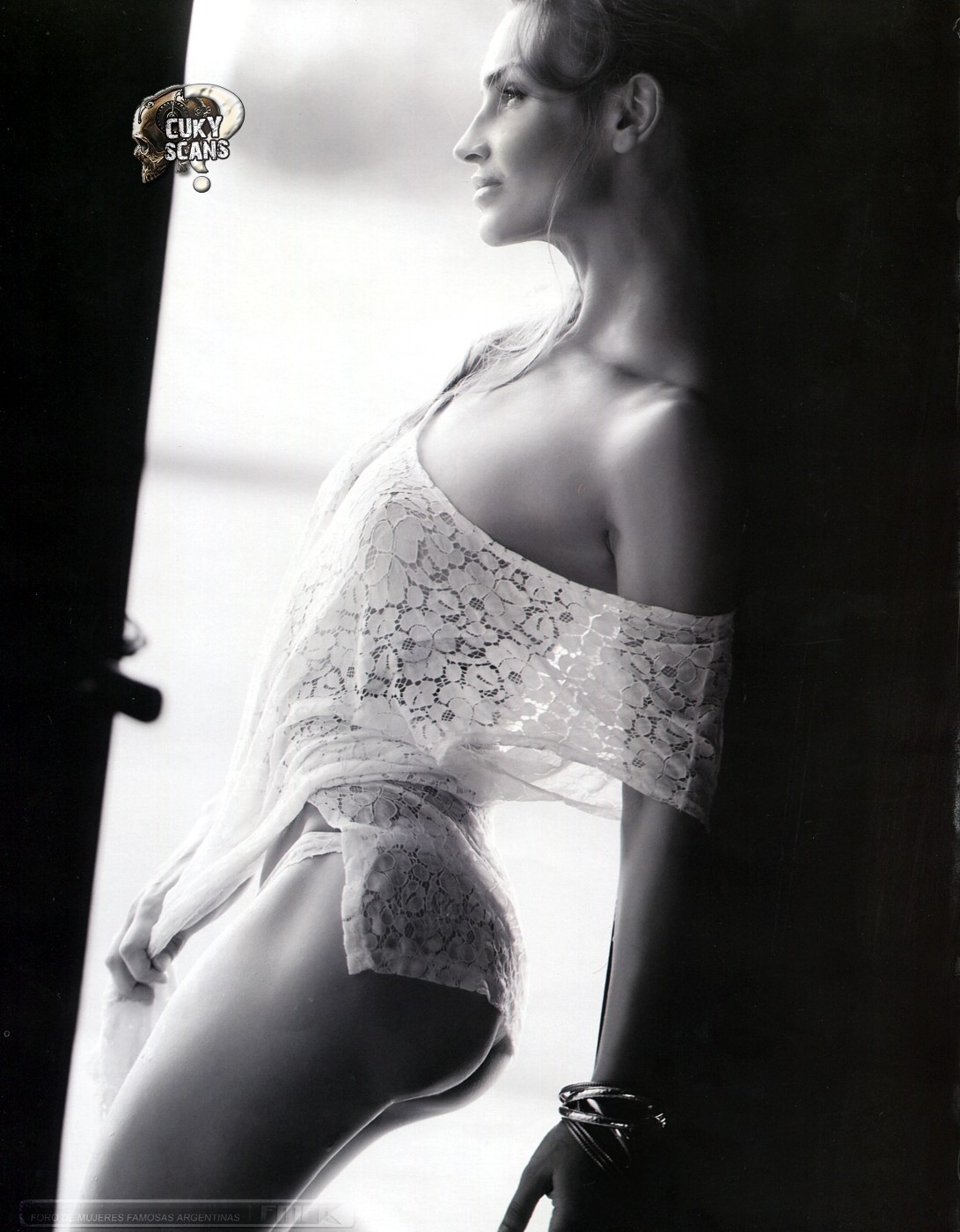 マリア・バスケス、デニムのショートパンツでトップレス、アルゼンチンの雑誌「ZIN」3月号に登場
 #75313849