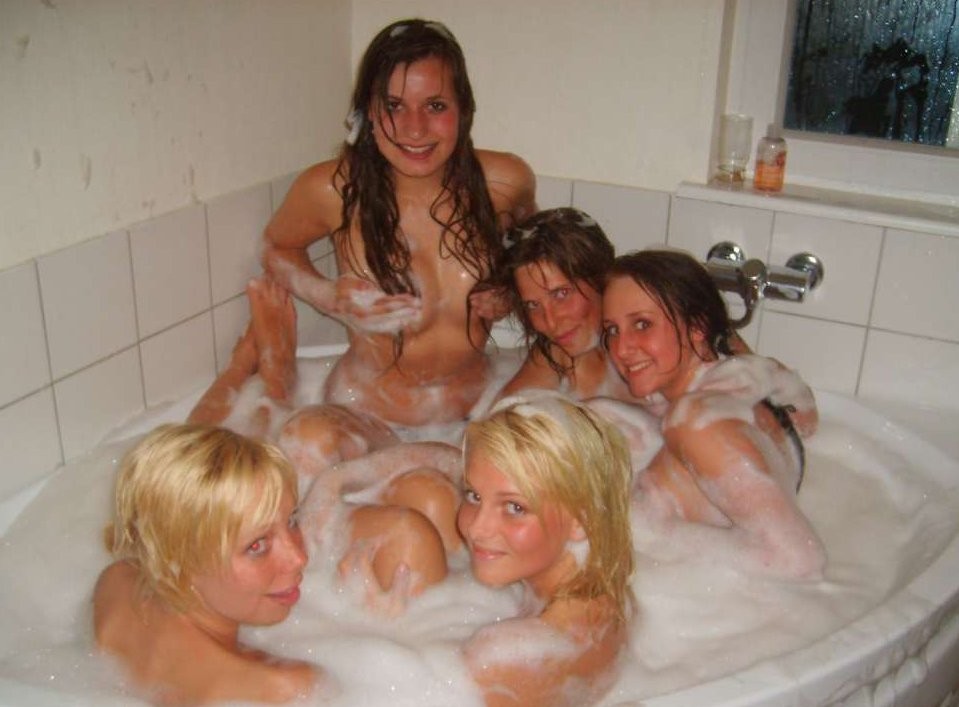 Filles de sororité lesbiennes ivres dans un bain moussant, sauvages et folles.
 #76395349