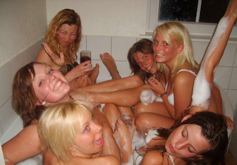 Filles de sororité lesbiennes ivres dans un bain moussant, sauvages et folles.
 #76395359