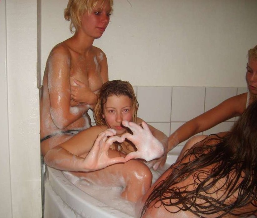 Filles de sororité lesbiennes ivres dans un bain moussant, sauvages et folles.
 #76395382