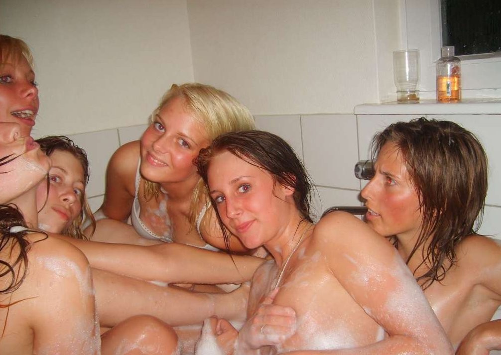 Filles de sororité lesbiennes ivres dans un bain moussant, sauvages et folles.
 #76395388
