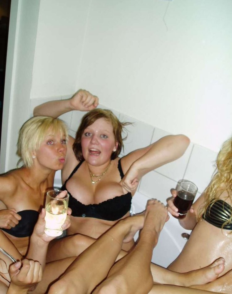 Betrunken College Schwesternschaft lesbische Schaumbad heiße Mädchen wild und verrückt
 #76395437
