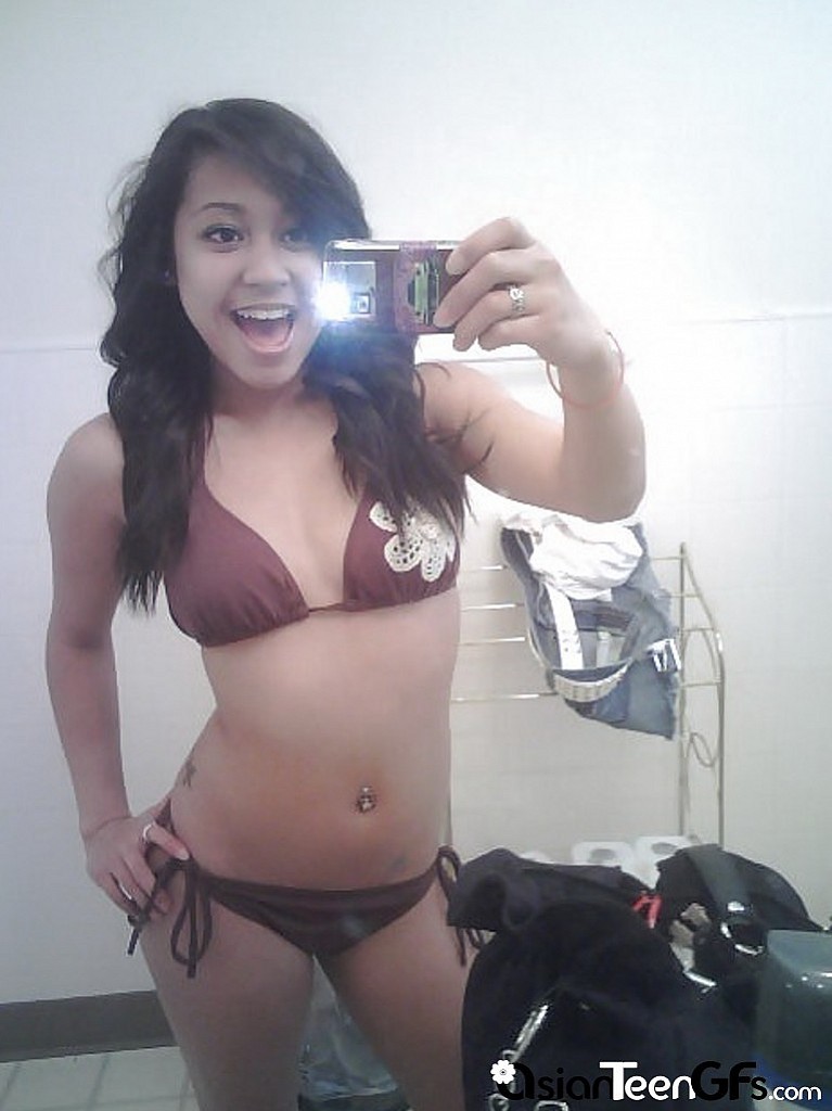 Nettes junges Babe macht Bilder von ihren Titten
 #67242441