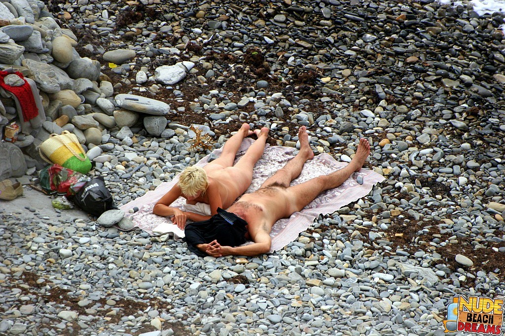 Pareja cachonda disfrutando del sol y el sexo en la playa
 #67301945