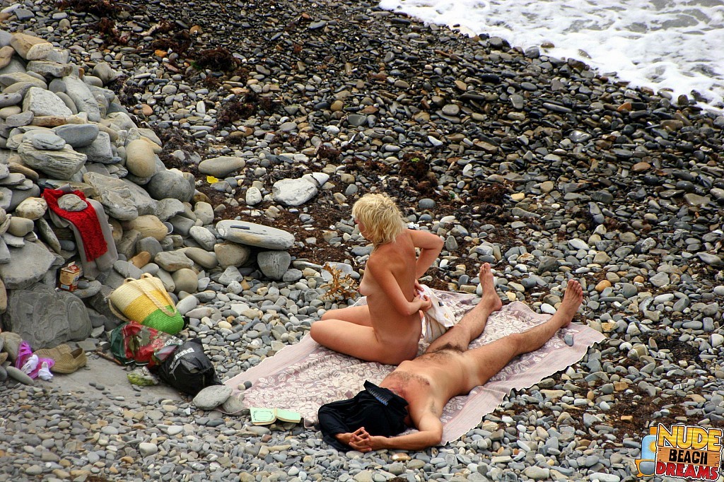 Coppia arrapata che gode del sole e del sesso sulla spiaggia
 #67301957