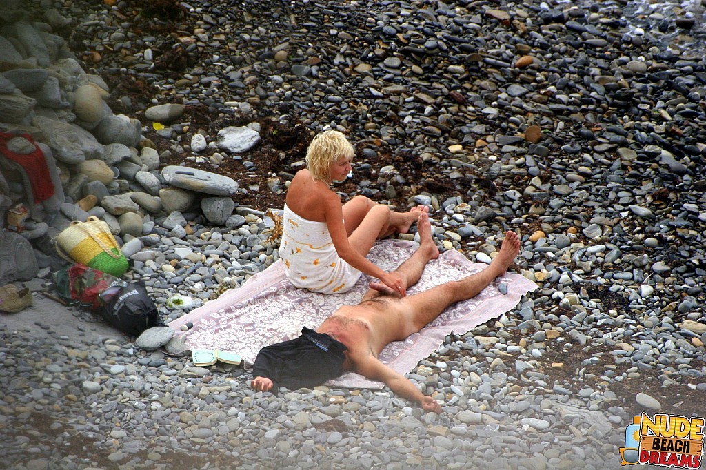 Coppia arrapata che gode del sole e del sesso sulla spiaggia
 #67301970