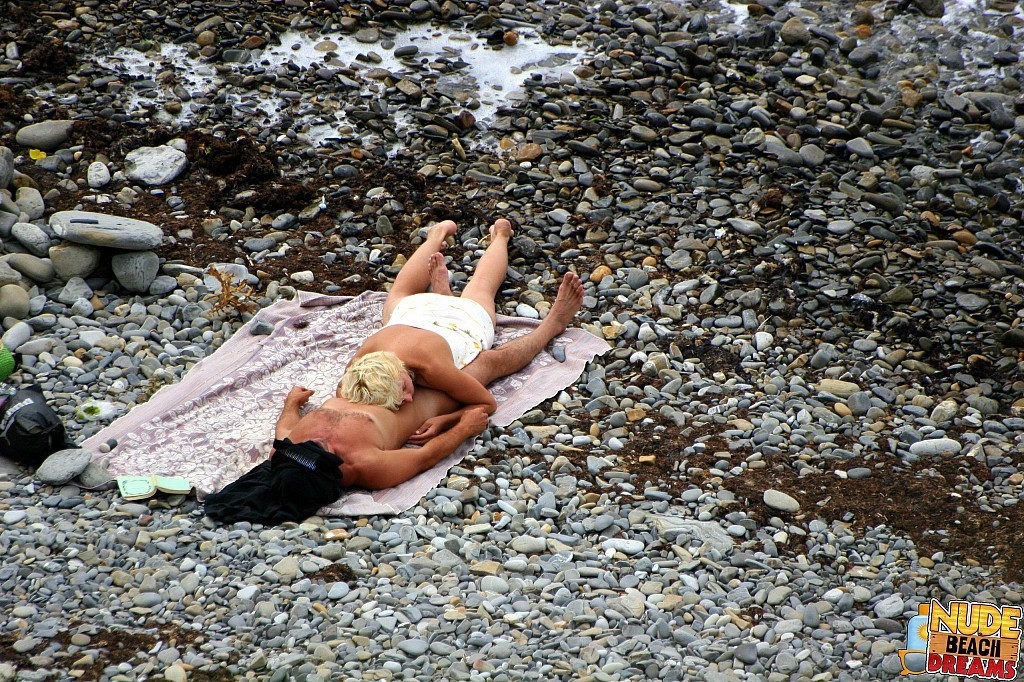 Coppia arrapata che gode del sole e del sesso sulla spiaggia
 #67301978