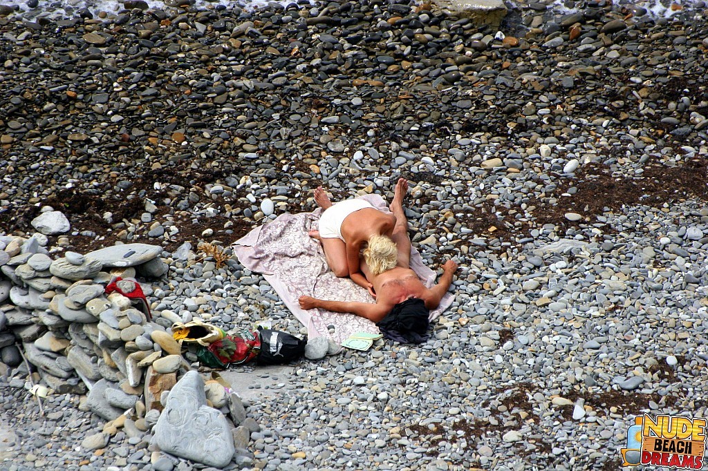 Pareja cachonda disfrutando del sol y el sexo en la playa
 #67301999