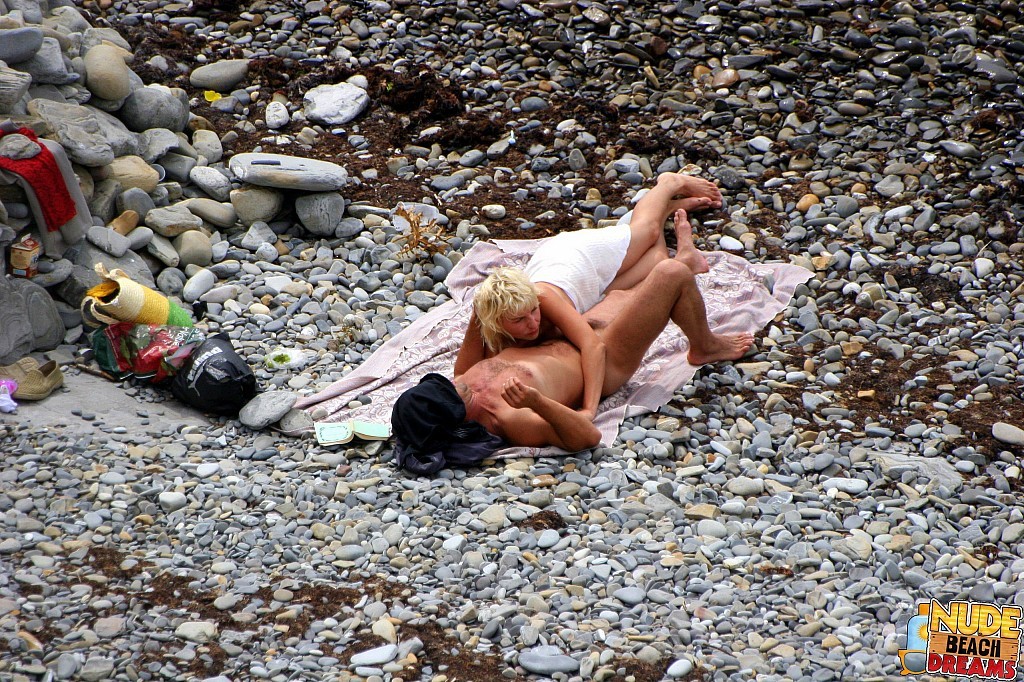 浜辺で日光浴とセックスを楽しむムラムラカップル
 #67302016