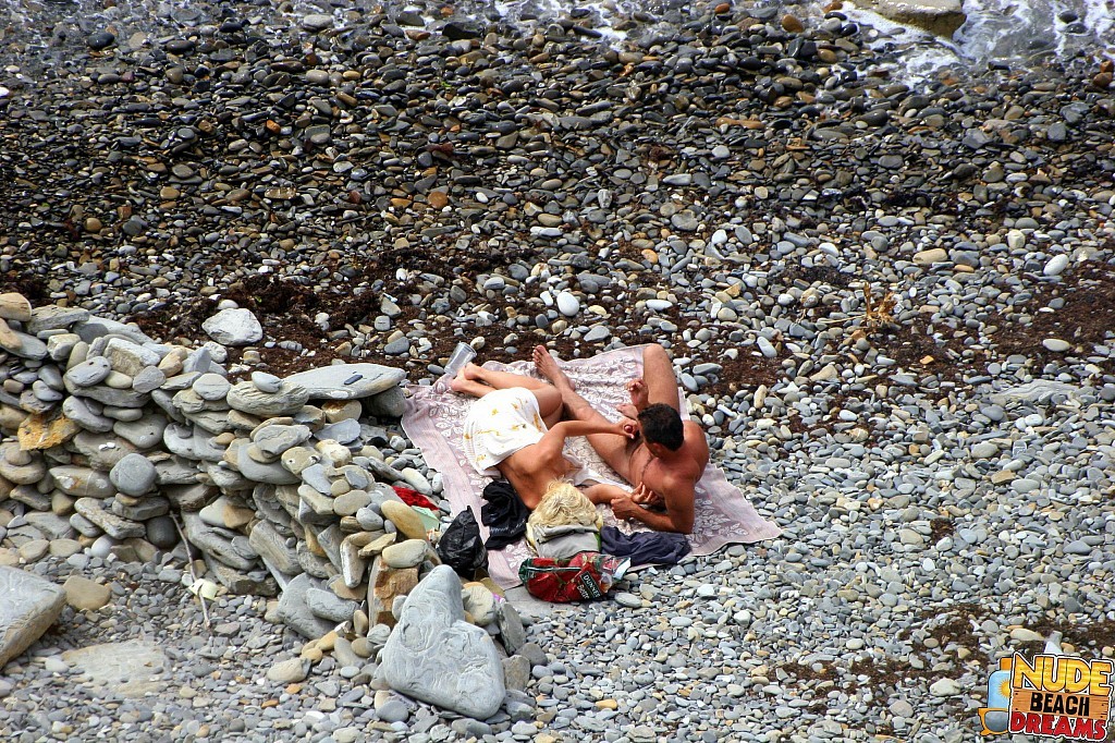 Coppia arrapata che gode del sole e del sesso sulla spiaggia
 #67302024