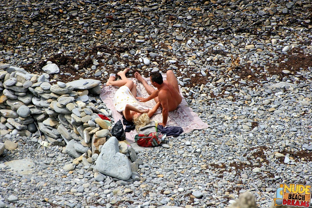 Coppia arrapata che gode del sole e del sesso sulla spiaggia
 #67302034
