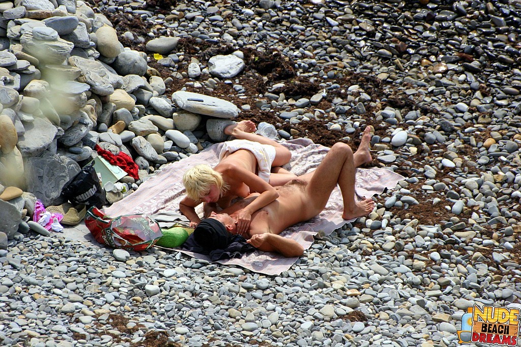 Coppia arrapata che gode del sole e del sesso sulla spiaggia
 #67302061