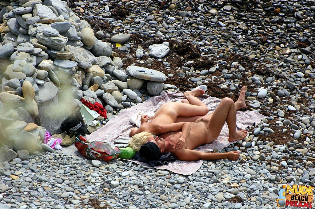 Coppia arrapata che gode del sole e del sesso sulla spiaggia
 #67302069