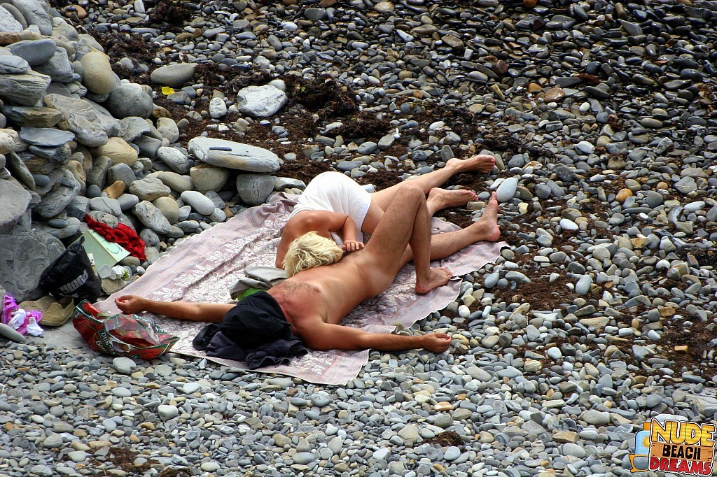 Coppia arrapata che gode del sole e del sesso sulla spiaggia
 #67302078