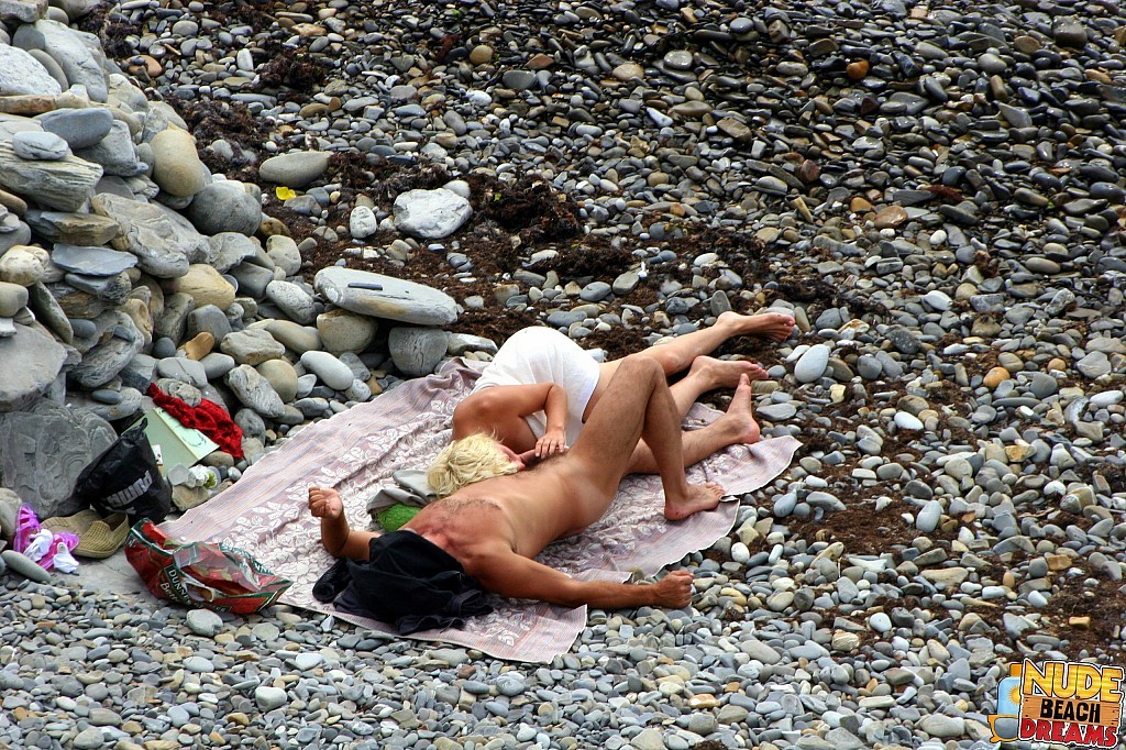 Coppia arrapata che gode del sole e del sesso sulla spiaggia
 #67302090