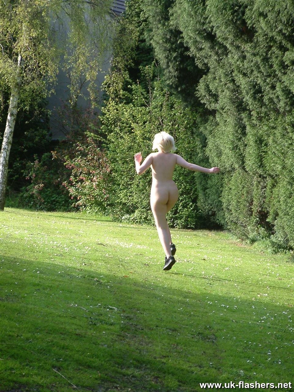Nena amateur yanus desnuda al aire libre y mostrando en público a su novia desnuda
 #67415182