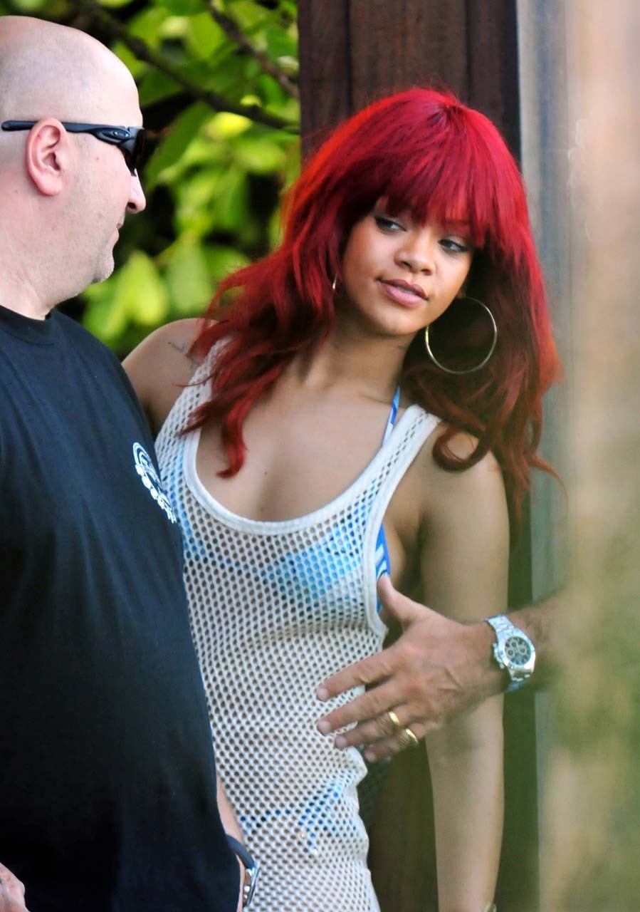 Rihanna che espone il suo cazzo di culo sexy e belle tette in vedere attraverso il vestito
 #75296263