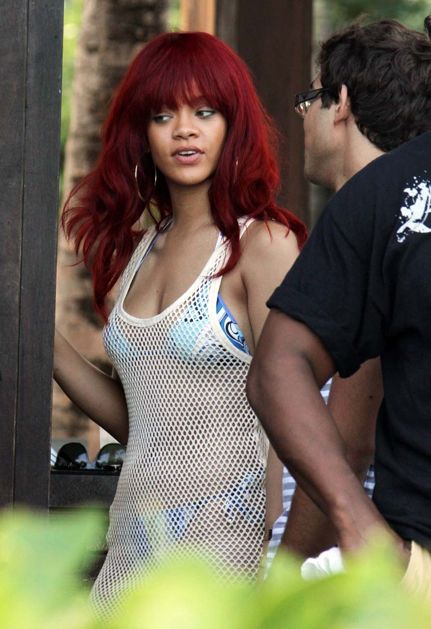 Rihanna che espone il suo cazzo di culo sexy e belle tette in vedere attraverso il vestito
 #75296269