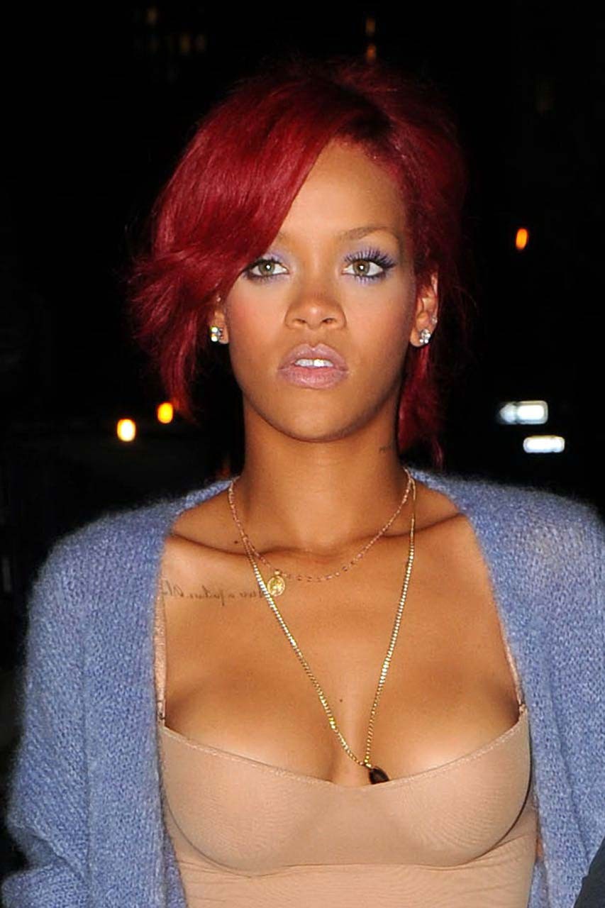 Rihanna exposant son putain de cul sexy et ses jolis seins en robe transparente
 #75296276