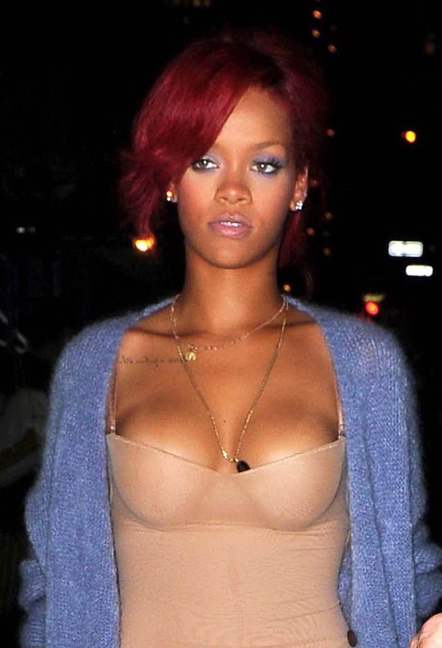 Rihanna che espone il suo cazzo di culo sexy e belle tette in vedere attraverso il vestito
 #75296284