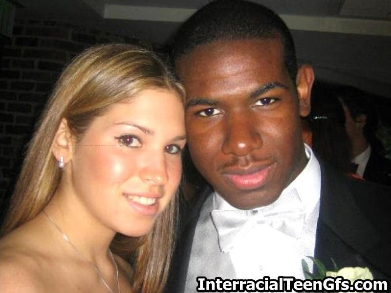 Couples d'adolescents amateurs interraciaux
 #77061899