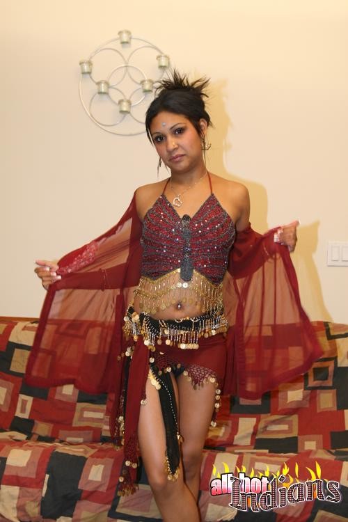 Elating indischen Küken Strippen und zeigt ihre göttlichen Brüste
 #73333887