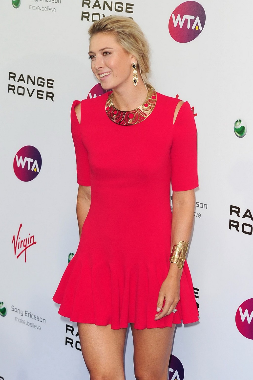 マリア・シャラポワ、ウィンブルドン前夜祭で赤いミニドレスを着て脚線美を披露
 #75299394