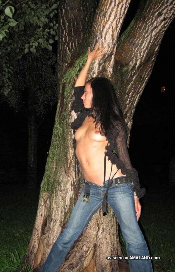 Galería de una nena kinky amateur posando en topless al aire libre
 #67233306