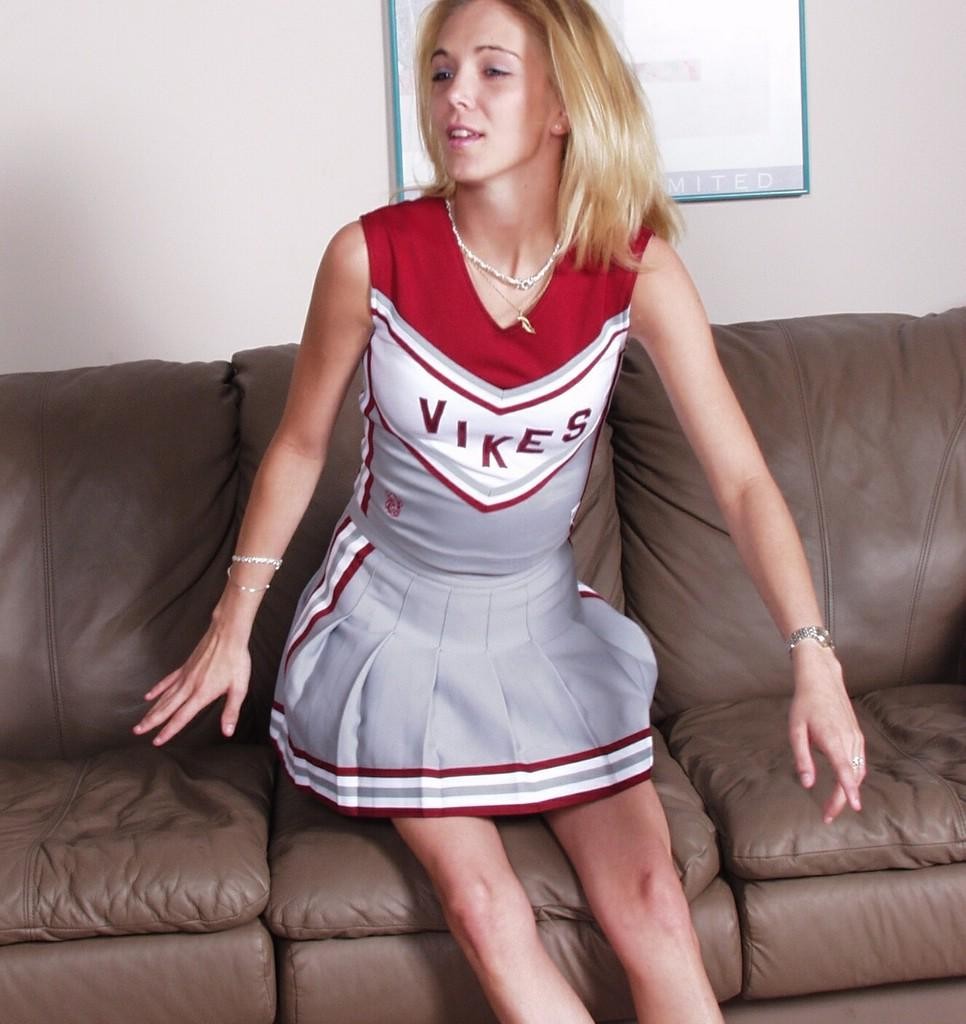 Cheerleader giovane arrapata che si strofina e sditalina la sua fica rasata
 #75471090